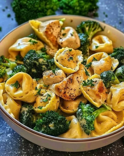Easy Creamy Tortellini with Chicken and Broccoli 2 Creamy tortellini with chicken and broccoli in a delicious sauce