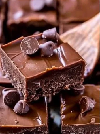 Old-Fashioned Chocolate Fudge 3 Delicious old-fashioned chocolate fudge in a decorative dish